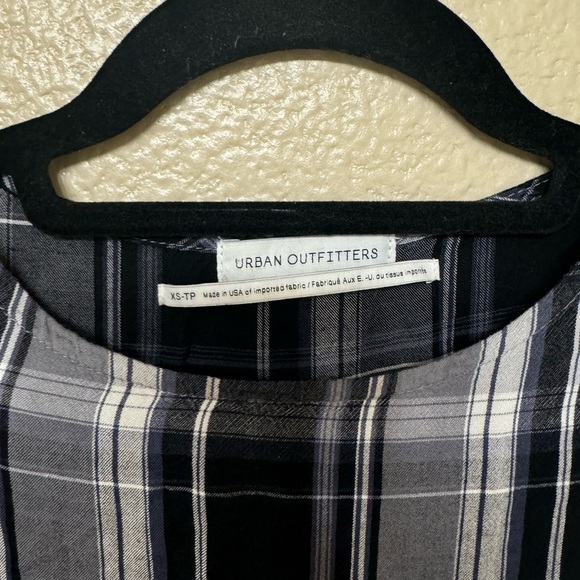 Urban outfitters checkered/gingham/plaid crop top with cinched bell sleeves - Picture 3 of 4